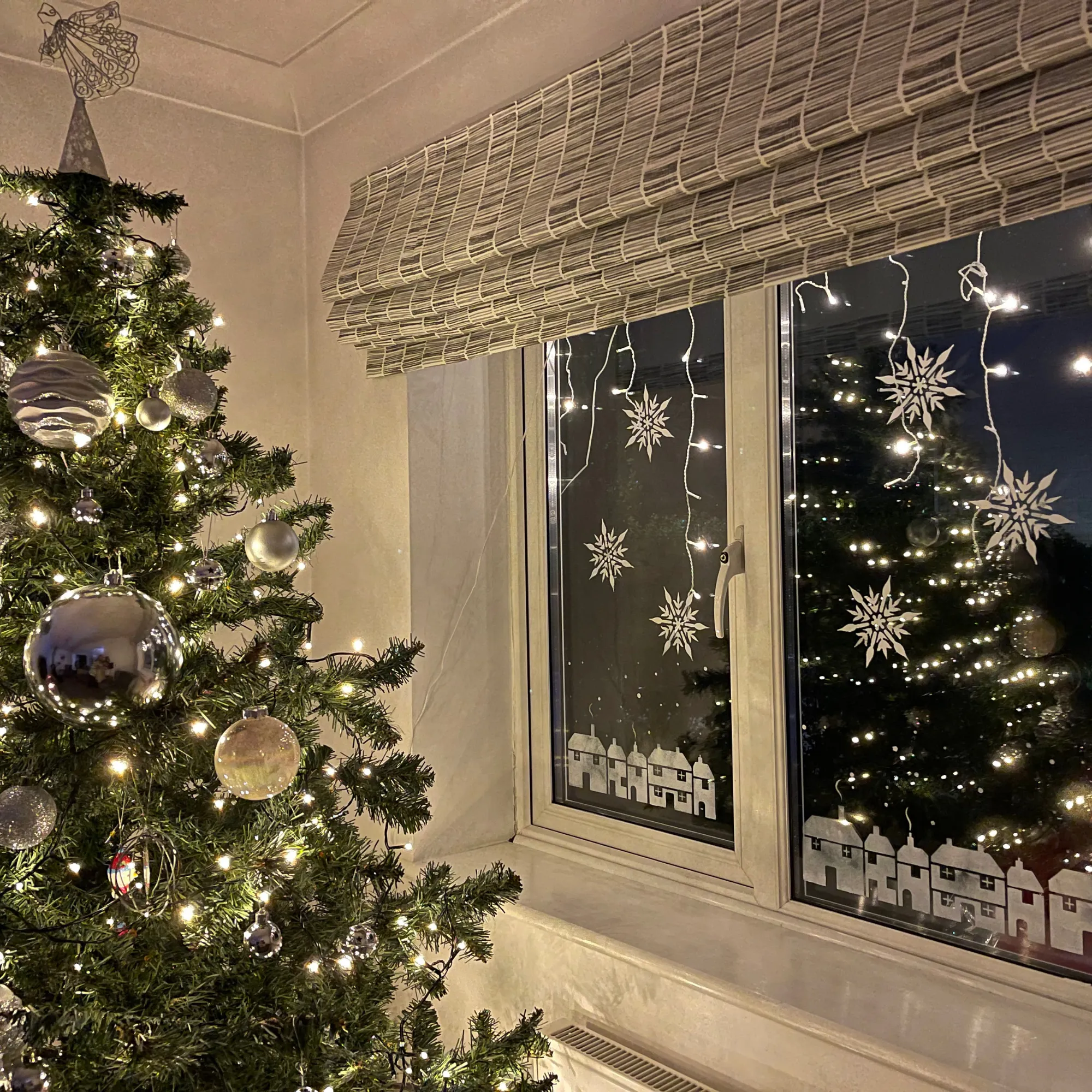 Christmas Houses Festive Window Display - Snow Spray Stencil